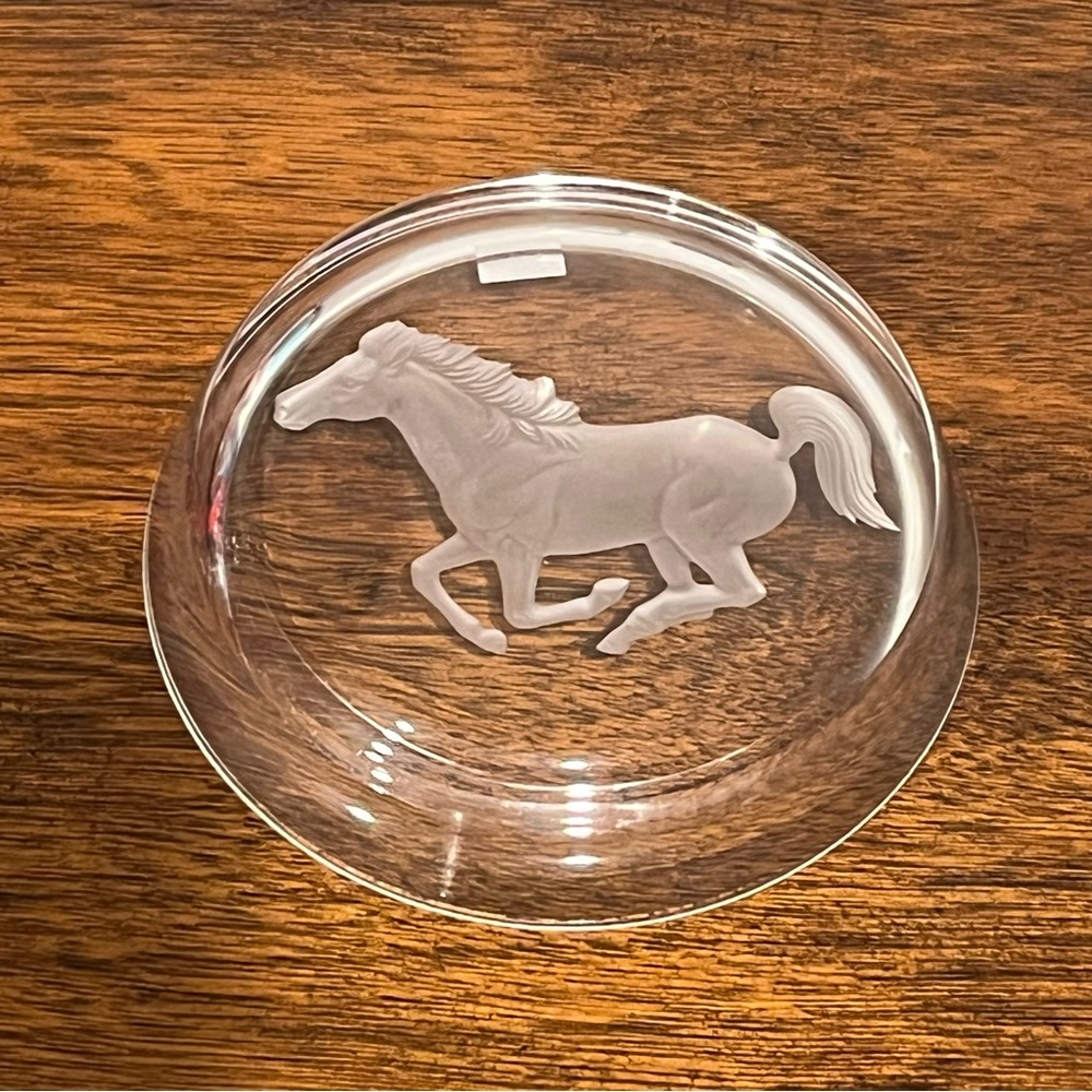 Hoya Etched Crystal Intaglio Prancing Horse Wine Bottle Coaster or Plate - Picture 2 of 6